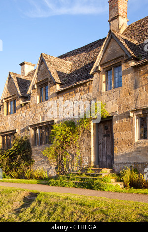 La lumière du soir tombant sur gites dans le village de Cotswold Stanton, Gloucestershire Banque D'Images