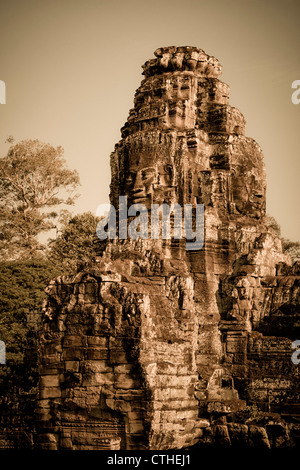 Visages de pierre monumentale au temple Bayon, Angkor Thom, au Cambodge, l'Asie, Banque D'Images