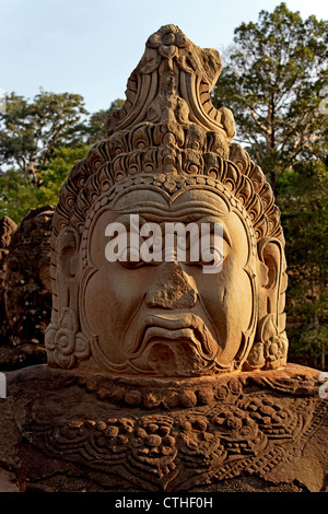 Avec des sculptures du pont menant à la porte du sud , Gopura géant d'Angkor Thom, au Cambodge Banque D'Images