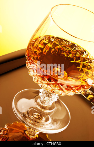 Cristal verre de whisky dans la tige sur l'argent. Banque D'Images