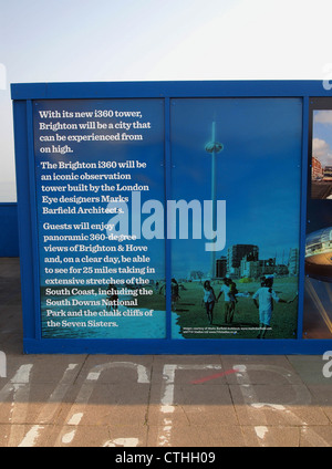 Le panneau publicitaire sur le site de l'i360 de Brighton - impressions de l'artiste montrant de la nouvelle tour d'observation - il a ouvert ses portes en 2016 Banque D'Images