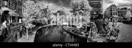 Panorama infrarouge en noir et blanc des canaux à Utrecht, aux Pays-Bas, en europe Banque D'Images