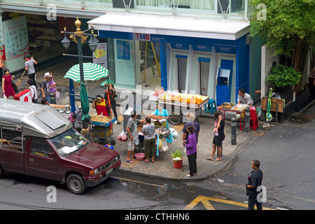 Vendeur de rue vendant de la nourriture sur un coin de rue à Bangkok, Thaïlande. Banque D'Images
