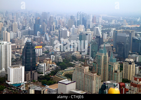 Vue de la prise de la ville de Bangkok Baiyoke Tower II montrant la pollution atmosphérique et le smog, la Thaïlande. Banque D'Images
