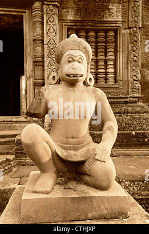 Monkey Temple garde à Banteay Srei, La Citadelle des femmes, Angkor, Cambodge, Asie, Banque D'Images