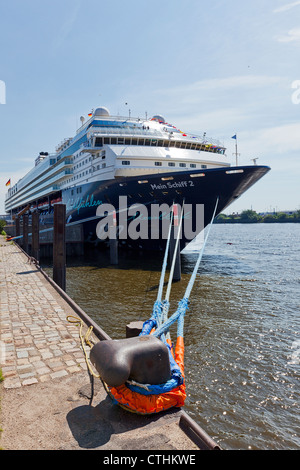 TUI Cruises cruise ship 'Mein Schiff 2' ancré au port de Hambourg Banque D'Images