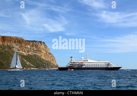 Bateau de croisière méditerranéen ancré sur les falaises du Cap Canaille dans la baie de Cassis dans le Parc National des Calanques Provence France Banque D'Images