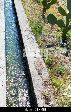 Canal d'irrigation en Sicile Banque D'Images