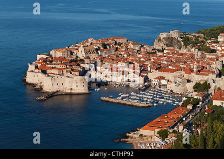 Remparts de la vieille ville de Dubrovnik, Port, Birds Eye View, Panorama, Croatie Banque D'Images