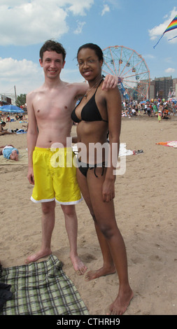 Jeune couple jouit de la quatrième de juillet à Coney Island. Banque D'Images