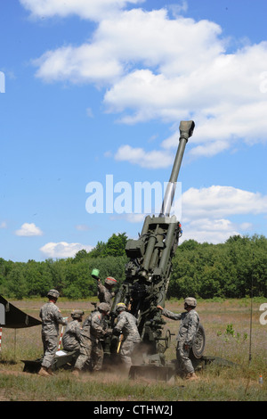 Les soldats de la garde nationale d'armée du Michigan de Charlie, 1/119ème fa, 1e peloton, gun 1 , feu l'obusier léger M777 ; au camp grayling, mi, le 19 juillet 2012. Banque D'Images