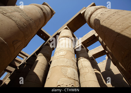 La salle hypostyle dans l'enceinte d'Amon Ra, complexe du temple de Karnak, Louxor, Égypte Banque D'Images