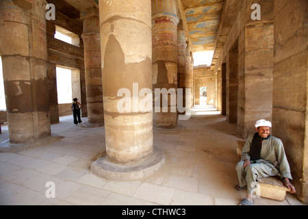 Homme assis dans le portique du temple de Karnak, Louxor, Égypte Banque D'Images