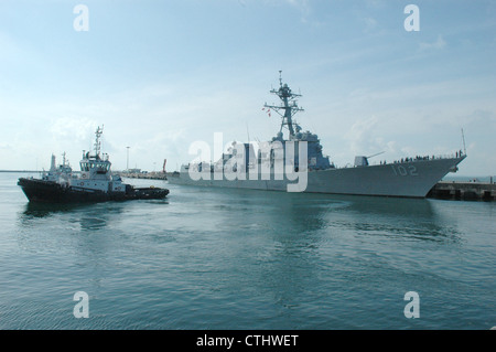 Le destroyer à missiles guidés USS Sampson (DDG 102) est en cours pour la phase en mer de la coopération à flot préparation et entraînement (CARAT) Singapour 2012. LE KARAT est une série d'exercices militaires bilatéraux entre la marine américaine et les forces armées du Bangladesh, du Brunei, du Cambodge, de l'Indonésie, de la Malaisie, des Philippines, de Singapour et de la Thaïlande. Le Timor oriental se joint à l'exercice en 2012. Banque D'Images