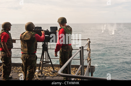 Un Sailor tire une mitrailleuse de calibre 50 à double montage lors d'une qualification d'armes sur le fantail du porte-avions de la classe Nimitz USS John C. Stinnis (CVN 74). John C. Stennis revient à son homeport de Bremerton, dans l'État de Washington, après avoir effectué des exercices de maintien au large de la côte de Californie. Banque D'Images