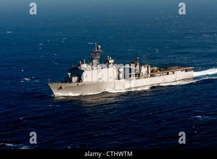 Le navire d'atterrissage à quai de classe Whidbey Island USS Rushmore (LSD 47) effectue un exercice d'unité d'entraînement composite (COMPTUEX) au large de la côte de la Californie. COMPTUEX est une certification préalable au déploiement qui évalue la capacité d'un groupe amphibie prêt à mener des opérations militaires en mer et à soutenir des opérations expéditionnaires à terre. Banque D'Images