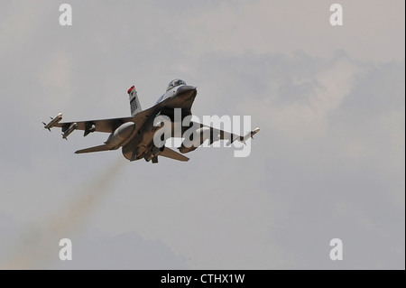 Un faucon de combat F-16 est lancé lors d'une sortie de combat pour l'exercice de préparation opérationnelle Beverly Midnight 12-03 à la base aérienne d'Osan, République de Corée, le 24 juillet 2012. Cet exercice teste les capacités des aviateurs Osan dans un état de préparation accru tout en fournissant des forces prêtes au combat pour un soutien aérien rapproché, le contrôle des frappes aériennes, le contre-vol, l'interdiction, le transport aérien de théâtre et les communications dans la défense de la République de Corée. Le BM 12-03 est le premier MINERAI à la suite de l'inspection consolidée en avril. Banque D'Images