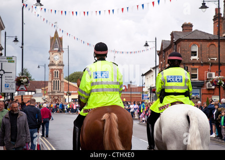 Sur les chevaux de la police montée patrouille dans la rue, ville de Newmarket Suffolk UK Banque D'Images