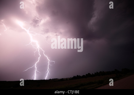 Fourche double coup de foudre d'un orage nocturne. Banque D'Images