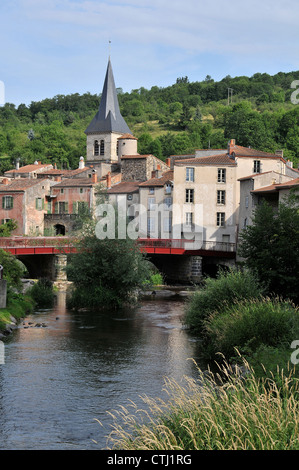 Village Champeix et Couze Chambon river Auvergne Puy de Dome Massif Central France Banque D'Images