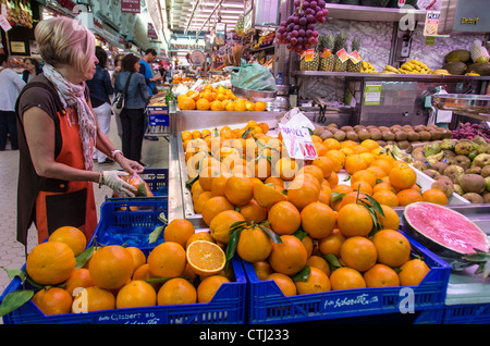 Les oranges et les fruits au marché central de Valence. L'architecture du modernisme Banque D'Images