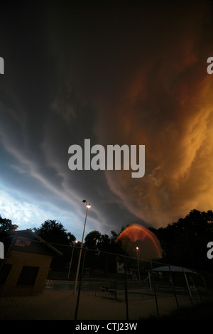 Arcus cloud ligne de grains gronde sur une piscine fermée quelques minutes avant le coucher du soleil. Banque D'Images