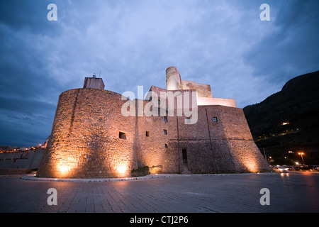 Soir vue sur la vieille forteresse médiévale de Castellammare del Golfo, Sicile, Italie Banque D'Images