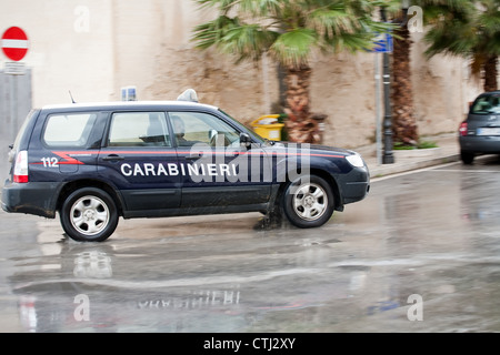 Les Carabinieri italiens voiture avec Avis spécial sur humide city street Banque D'Images