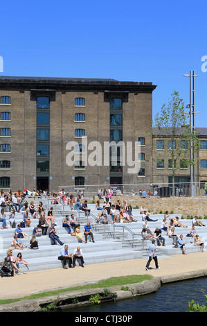 Le nouveau grenier Square NC1, en face de Central St Martin's School of Art, de King's Cross, Londres, UK Banque D'Images