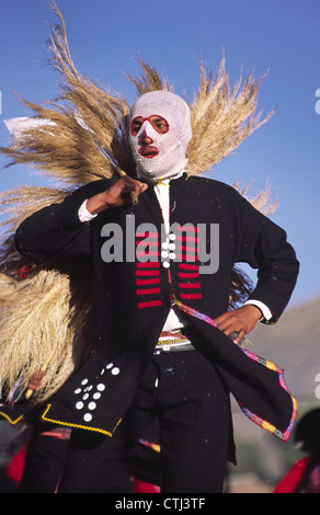 Danseur masqué à Raqchi festival de danse traditionnelle. Département de Cuzco, Pérou. Banque D'Images