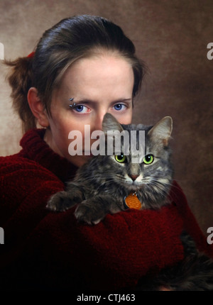 Les jeunes adultes girl posing for portrait avec des chat de maison Banque D'Images