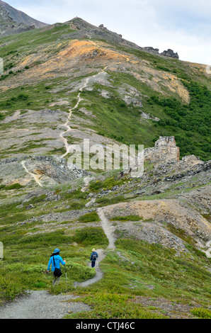 Randonneurs sur Mt. Sentier de Healy. Denali National Park et nature sauvage à préserver. L'Alaska, USA. Banque D'Images