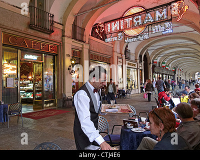 Les gens en face de Cafe , Turin Piazza Castello , Piemont, Italie Banque D'Images
