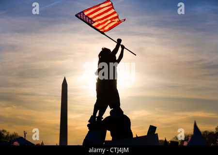 Deux immigrants sur le haut de pyramide humaine qui agitait un drapeau américain à la mode à Iwo Jima mars d'immigrants illégaux à Washington DC. Banque D'Images