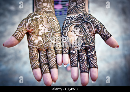 Le henné sur une mariée indienne telugu part Banque D'Images