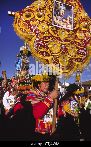 Les femmes quechua au cours de procession du Corpus Christi. Cuzco, Pérou. Banque D'Images