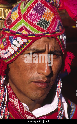 Au cours de l'homme Quechua procession du Corpus Christi. Cuzco, Pérou. Banque D'Images