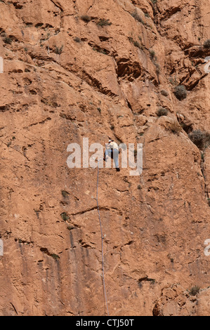 Grimpeurs sur une route dans la Gorges de Todra, Maroc Banque D'Images