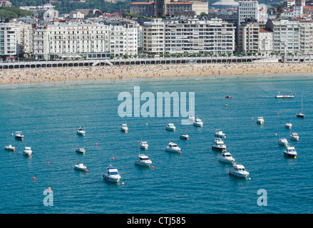 Vue sur la plage de La Concha à marée haute. San Sebastian, Donostia, Pays Basque, Espagne Banque D'Images