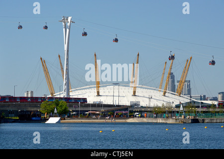 Téléphérique Emirates Air Line vu en face de l'O2 arena dome vu de Royal Docks crossing River Thames reliant à North Greenwich England UK Banque D'Images