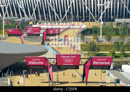 Le Parc olympique de Stratford Gate accueillant signe avec le stade principal au-delà du rideau (rédaction uniquement) Banque D'Images