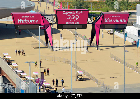 Regardant vers le bas sur le parc olympique de Londres 2012 terminé Stratford Gate entrée accueillante du Parc olympique de Stratford Newham signes East London England UK Banque D'Images