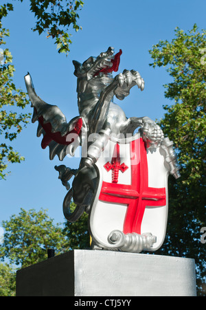 Dragon représentant une partie des armoiries de la ville de London marque la limite de la ville. Banque D'Images