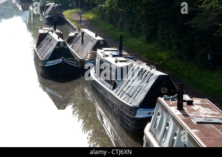 Narrowboats traditionnelle sur Grand Union Canal, Braunston, Northamptonshire, Angleterre Banque D'Images