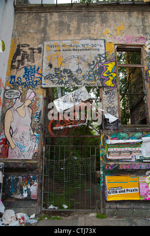 Rote Flora squatters bâtiment le long de la rue Schulterblatt quartier Schanzenviertel Hambourg Allemagne Europe Banque D'Images