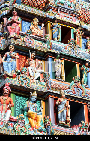 Dieu hindou coloré statues ornent le Gopuram au Temple Sri Mariamman dans Chinatown, à Singapour. Banque D'Images