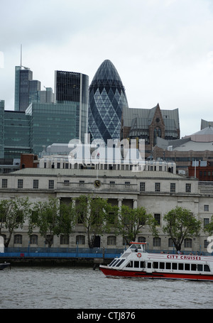 City Cruises bateau le long de la Tamise en face de le Gherkin building à Londres. Banque D'Images