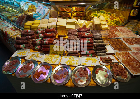 Le fromage et la saucisse stall Kleinmarkthalle halle Altstadt la vieille ville Frankfurt am Main Ville État de Hesse Allemagne Europe Banque D'Images