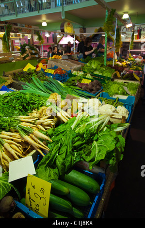 Vegetable stall Kleinmarkthalle halle Altstadt la vieille ville Frankfurt am Main Ville État de Hesse Allemagne Europe Banque D'Images