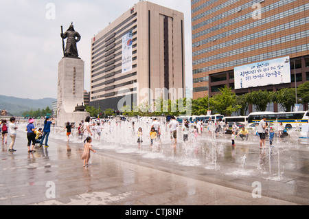 Aux personnes bénéficiant d'une chaude journée d'été dans la place Gwanghwamun, Séoul, Corée Banque D'Images